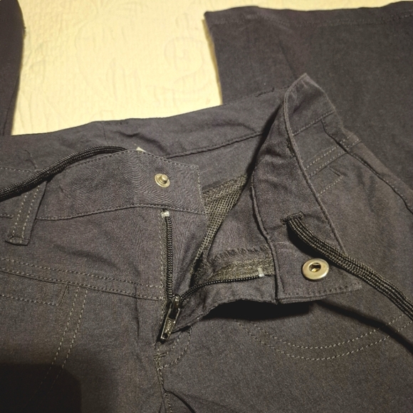 Athleta women's size 2 black leg 1 cargo pocket, 1 zipper pocket pant, EUC - Picture 2 of 10